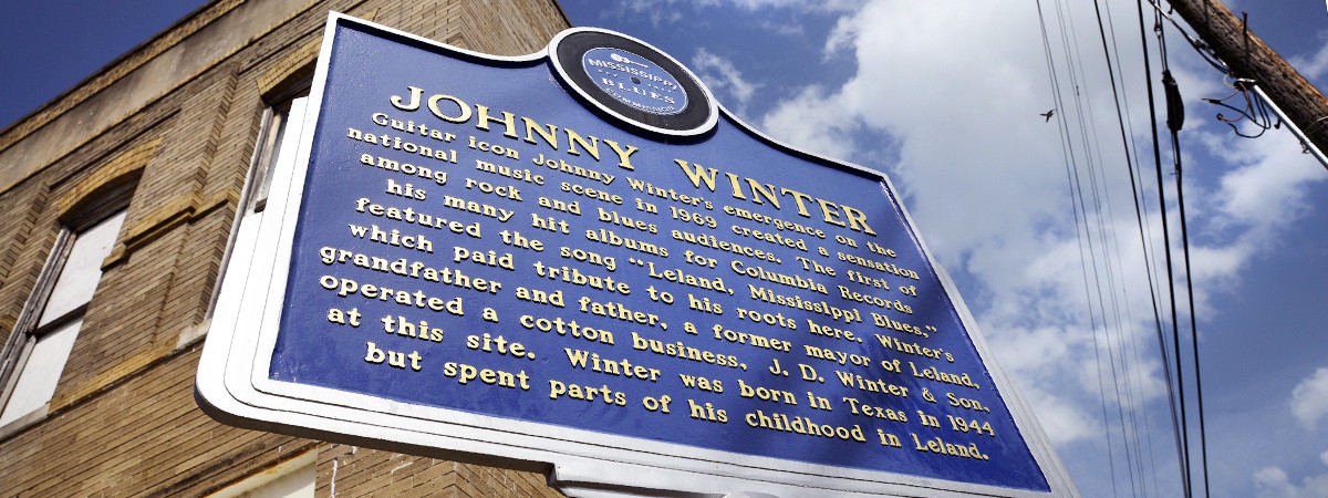 Marker des Mississippi Blues Trail für Johnny Winter in Leland, nahe Greenville