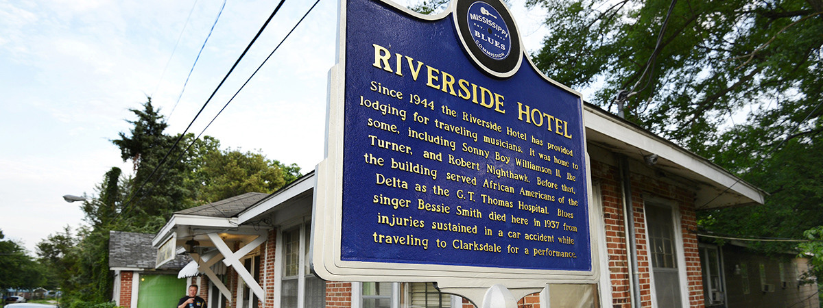 Marker des Mississippi Blues Trail vor dem Riverside Hotel in Clarksdale