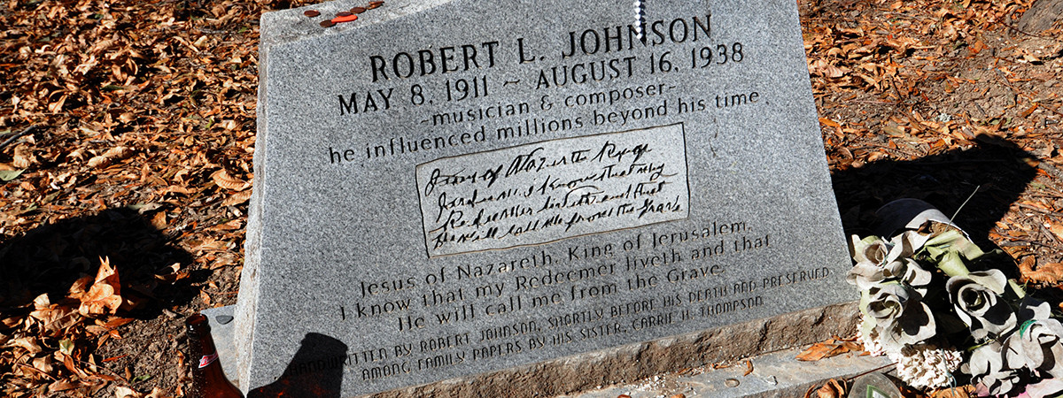 Grabstein in Greenwood an einer von drei möglichen Ruhestätten des legendären Blues-Musikers Robert Johnson
