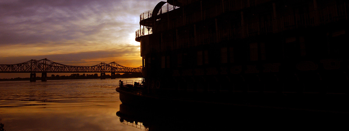 Schaufelraddampfer am Ufer des Mississippi River bei Sonnenuntergang in Natchez