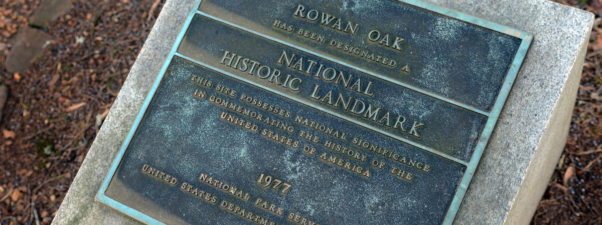 Gedenkstein auf dem Grundstück von Rowan Oak in Oxford