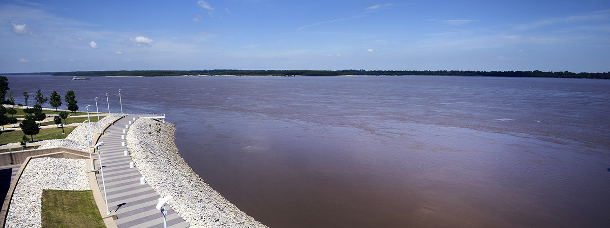 Der Mississippi River, gesehen von der Aussichtsplattform des Tunica RiverPark & Museum in Tunica