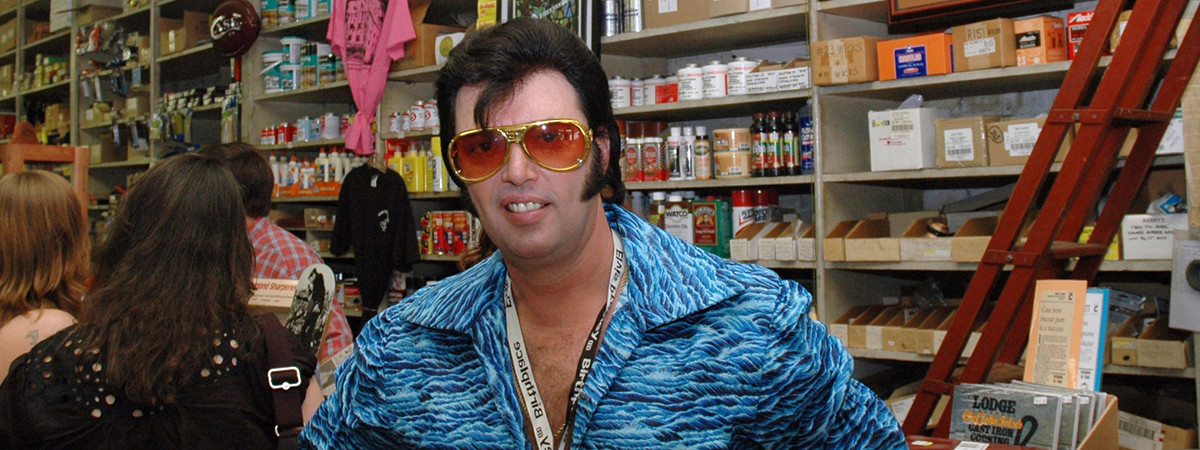 Elvis-Fan im Tupelo Hardware Store in Tupelo