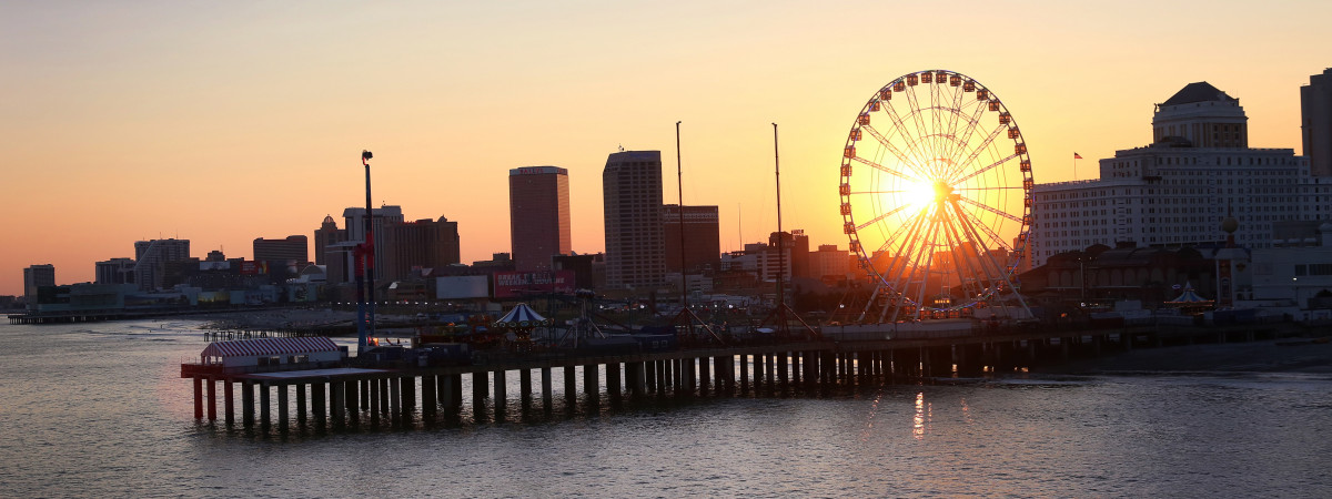 Skyline & Steel Pier bei Sonnenuntergang in Atlantic City
