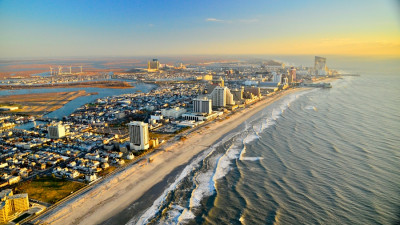 Strand und Skyline von Atlantic City beim Sonnenuntergang  – BKrist