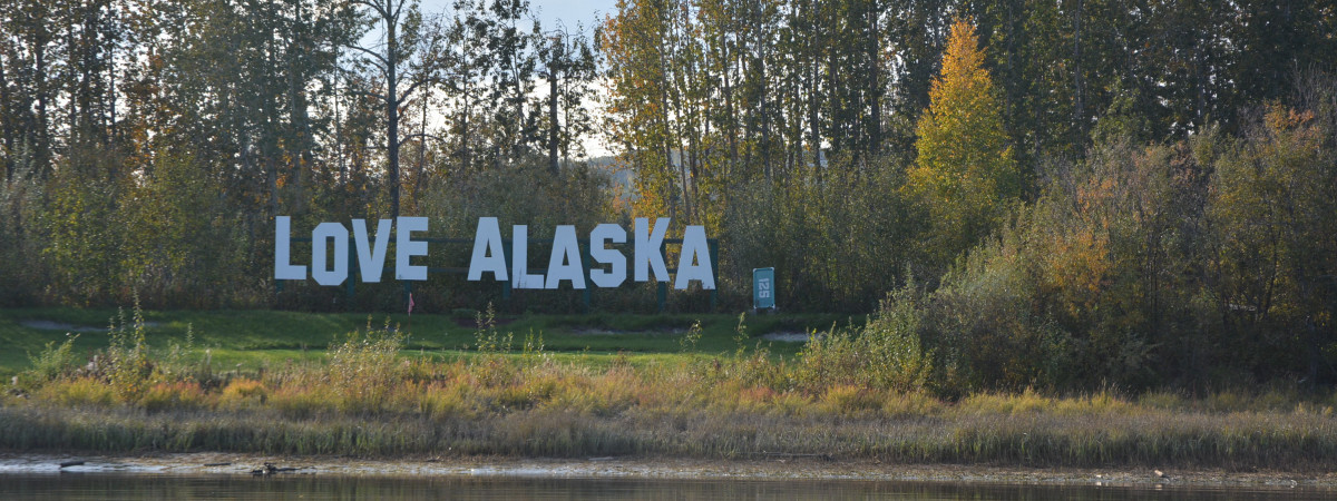 "Love Alaska" Schild am Chena River in Fairbanks
