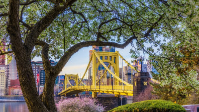 Roberto Clemente Brücke im Frühling  – provided by Visit Pittsburgh