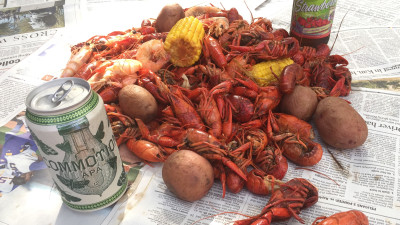 Typische Darreichungsform für Krabben, einfach auf einer Zeitung ausgebreitet und dazu ein leckeres Bier!  – provided by Louisiana Office of Tourism