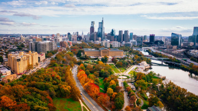 Die Skyline von Philadelphia hinter dem Philadelphia Museum of Art und dem Fairmount Park  – provided by Elevated Angels