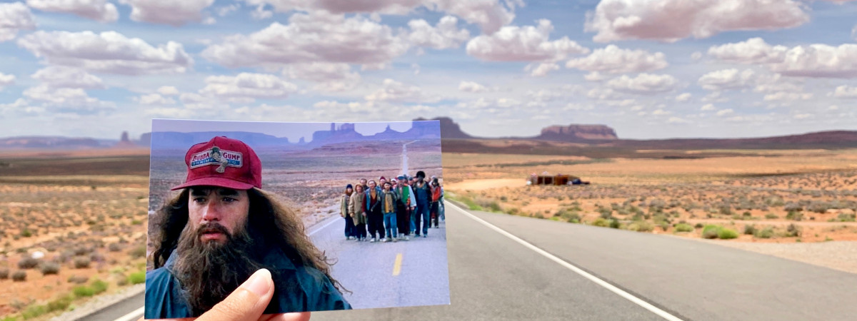 "Filmed in Utah": Forrest Gump auf dem Highway 163 mit dem Monument Valley am Horizont (Forrest Gump Point am Mile Marker 13)