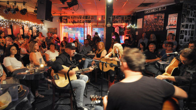 Im Bluebird Cafe von Nashville, wo die Songwriter der Stars selbst auftreten  – provided by Tennessee Tourism