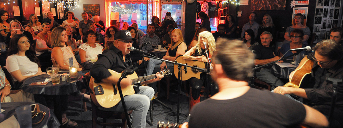 Die heimelige Atmosphäre im Bluebird Cafe in Nashville
