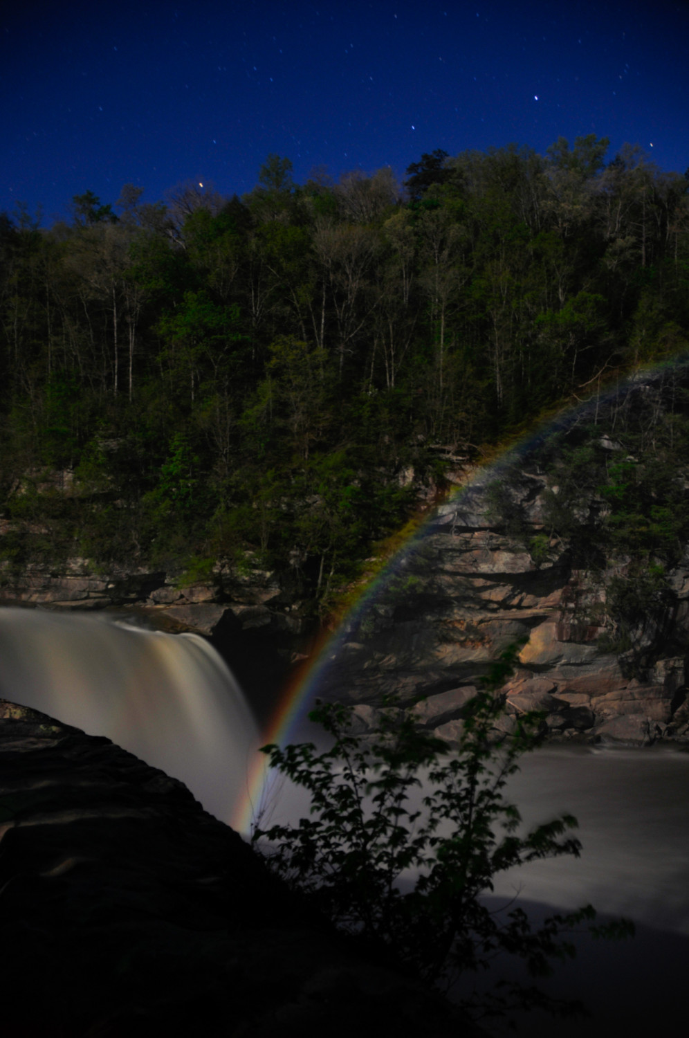 Wandern auf dem Moonbow Trail bei den Cumberland Falls Kentucky Tourism